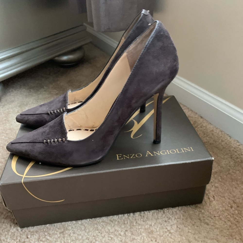 Dark gray but more of a purple looking women’s heel.